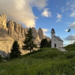 Kapelle mit Alpenglühen