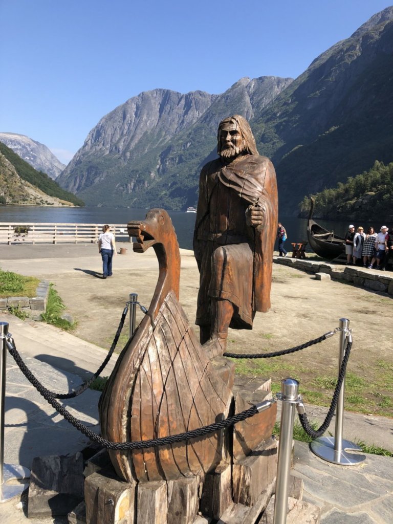 Ein Wikinger am Nærøyfjord