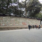 Sakefässer vor dem Meiji Schrein