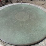 Die Platte zeigt alle sichtbaren Berge vom Gipfel Die Platte zeigt alle sichtbaren Berge vom Gipfel