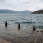 Der Wind drückt das Wasser über die Ufer Der Wind drückt das Wasser über die Ufer