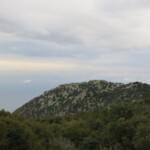 Auf dem Hügel liegt die Festung Festung