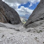 Die Schotterpiste hinab