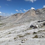 Wanderweg über Steinplatten
