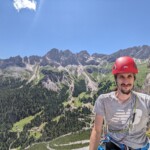 Mit Rosengarten im Hintergrund