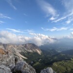 Cir links, in den Wolken Langkofel