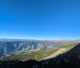 Morgens Ausblick - Im Schatten des Berges